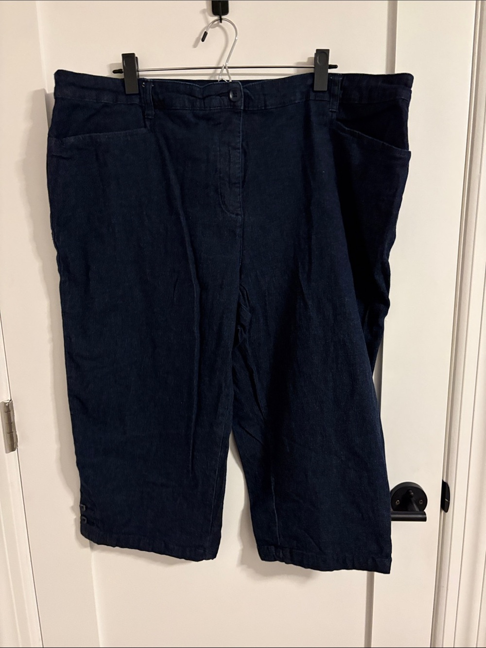 Karen Scott navy denim capris. 22W women’s plus.